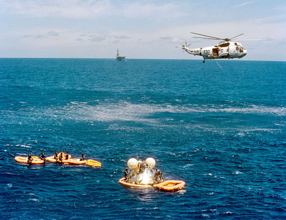 ASTP_Apollo_command_module_recovery_by_HS-6_Sea_King_in_1975.jpg