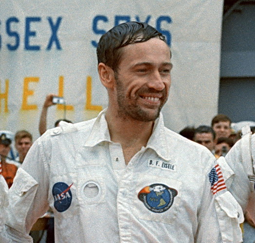 Apollo_7%20retour%20sur_USS_Essex.jpg