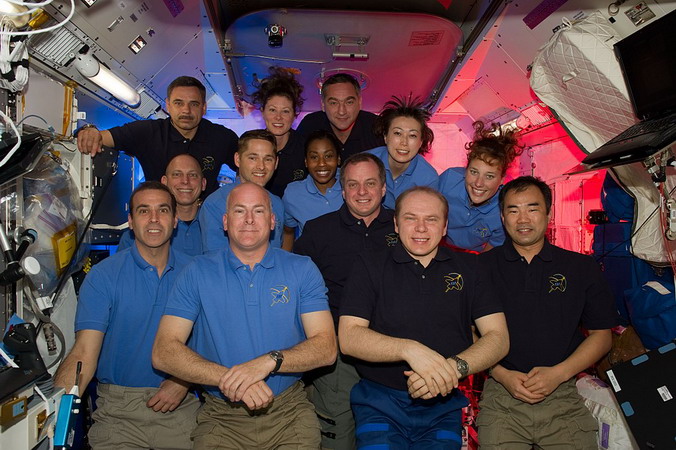 ISS-23_Group_Portrait%20STS-131.jpg