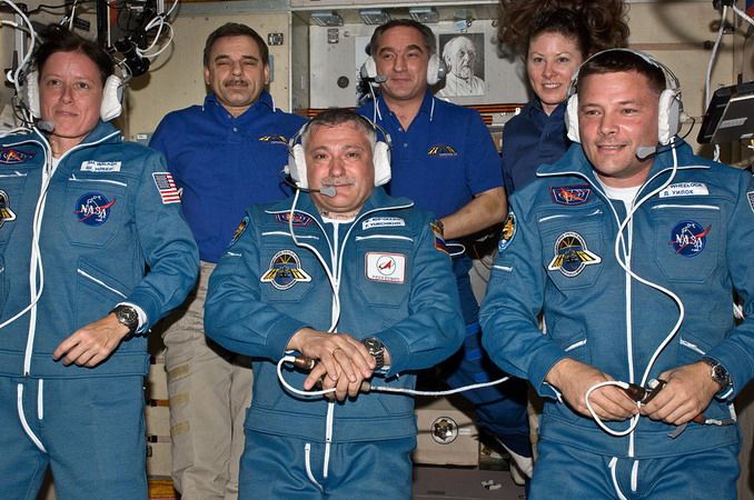 ISS-24%20crew.jpg