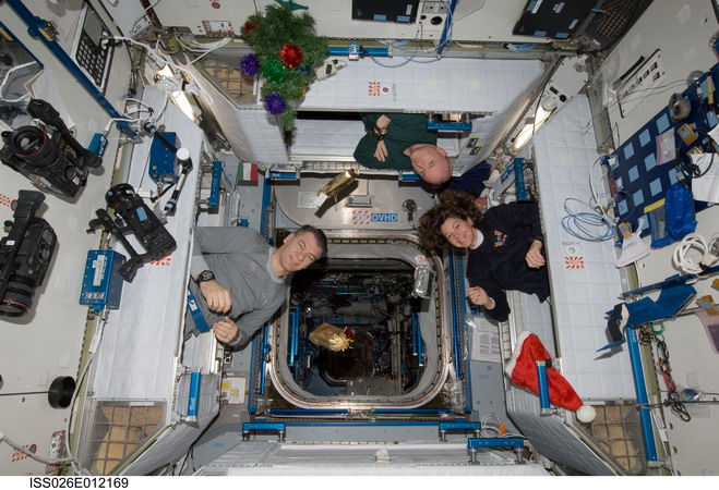 ISS-26_crew_members_at_Christmas.jpg