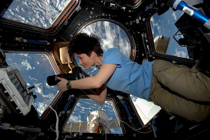 ISS-42_Samantha_Cristoforetti_in_the_Cupola.jpg