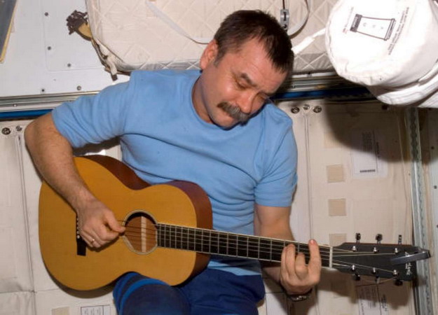 ISS14%20Tyurin%20guitare.jpg