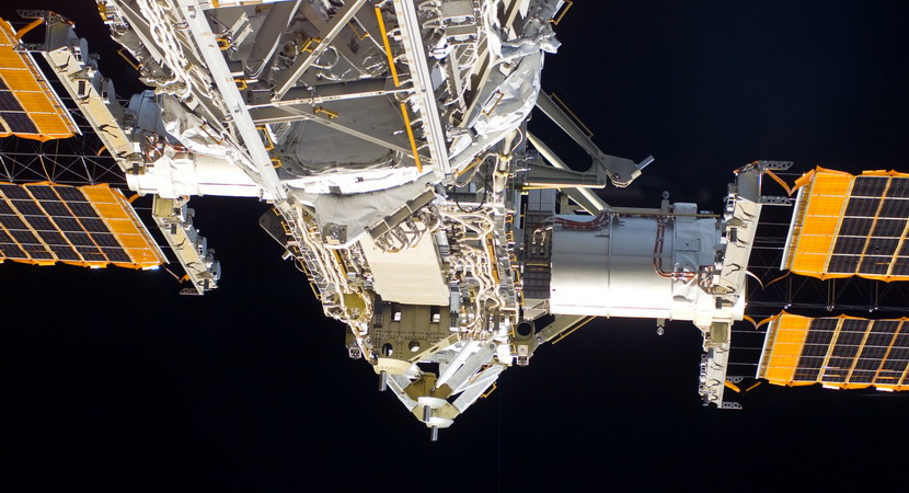 ISS15%20sts-118-exterior-view-of-the-iss-taken-during.jpg