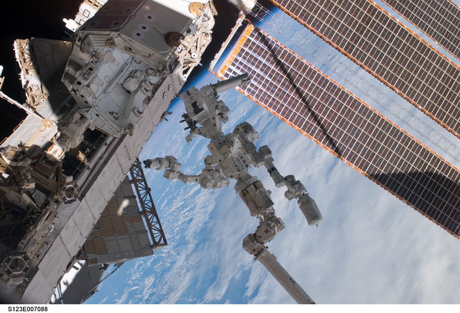 ISS16%20sts123%20dextre.jpg