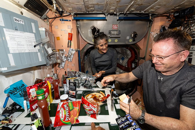 ISS71%20pizza.jpg