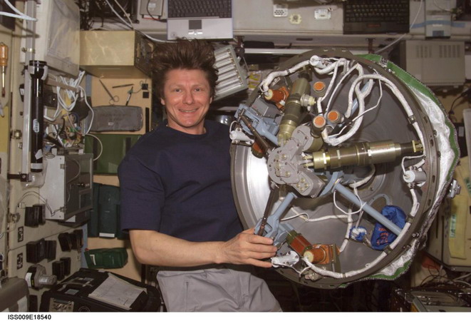 ISS9%20padalka-holds-the-active-docking-assembly-inside-the-sm.jpg