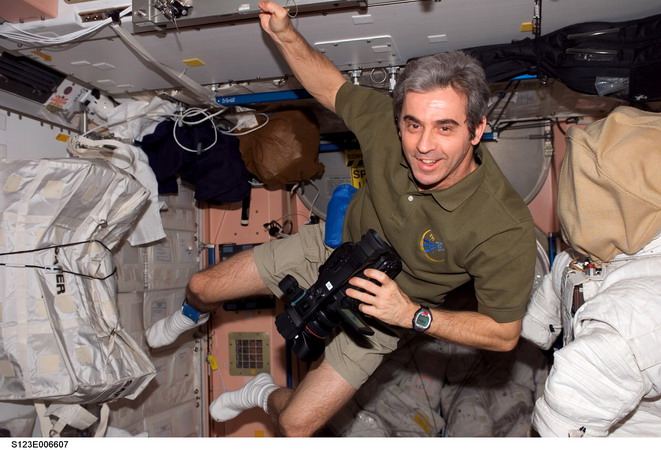 Leopold_Eyharts_in_the_ISS_pillars.jpg