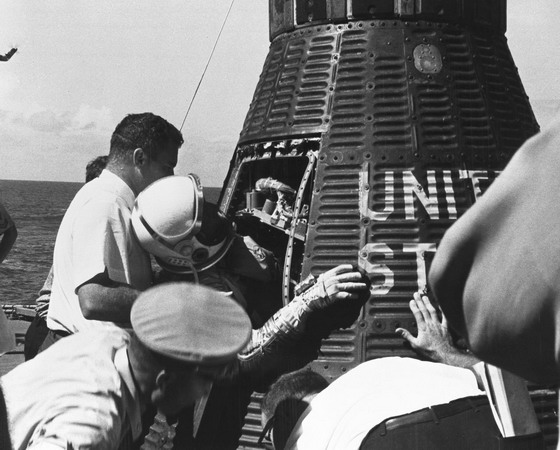 Merc8%20Walter_Schirra_capsule_splashdown.jpg
