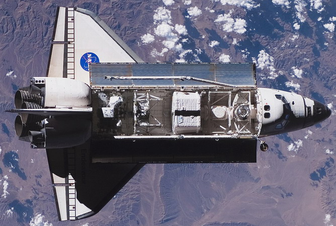 STS-118_approaching_ISS.jpg