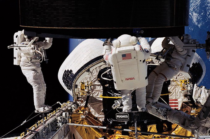 STS-49%203%20astro.jpg