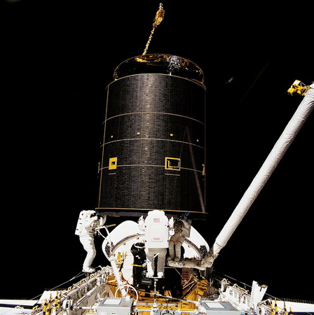 STS-49%20Capture_Intelsat_VI_-_GPN-2000-001035.jpg