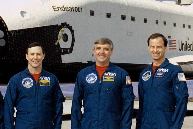 STS-49%20NASA%20blue.jpg