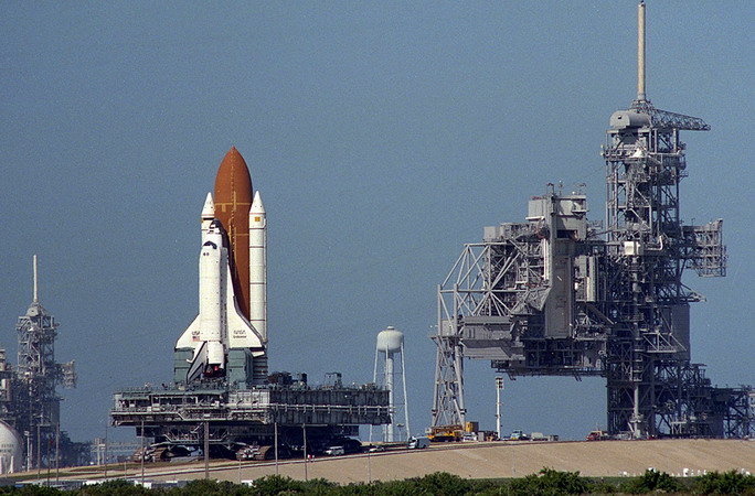 STS-61%20rollout3_b.jpg