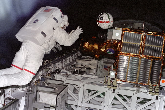 STS-87%20Robot_Camera_Retrieval.jpg