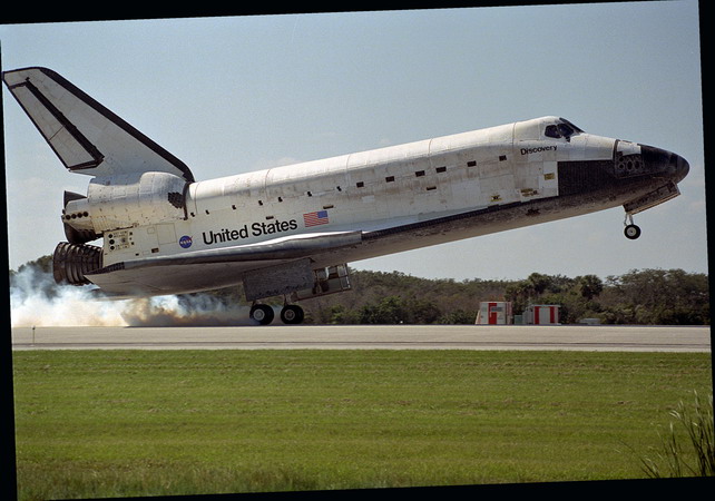 STS-95_landing.jpg
