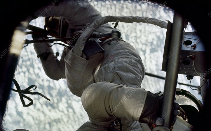 Skylab_2_crew_on_a_spacewalk.jpg