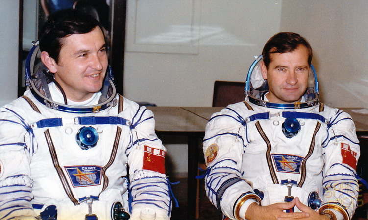 soyuz-t-10a-crew.jpg