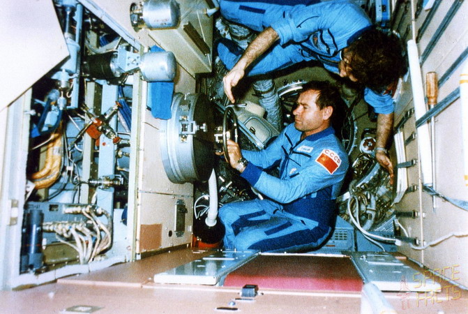 soyuz-tm-10_onboard.jpg