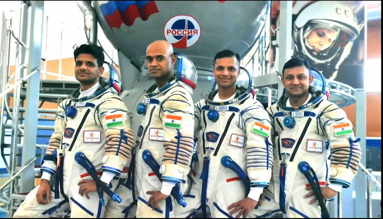 gaga%20astronauts%202.jpg
