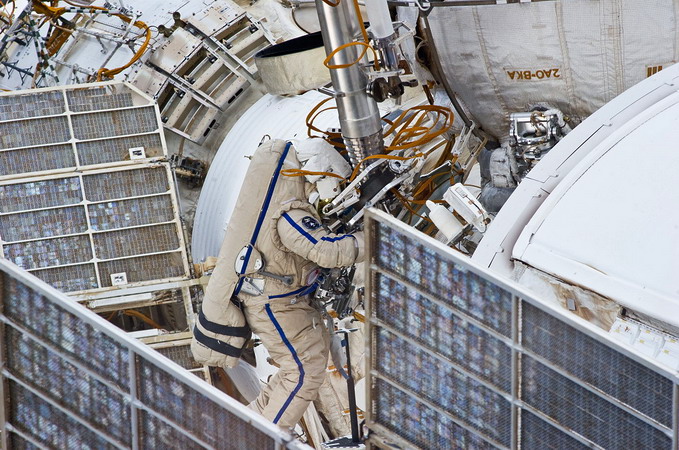 iss-25_eva_skripochka.jpg