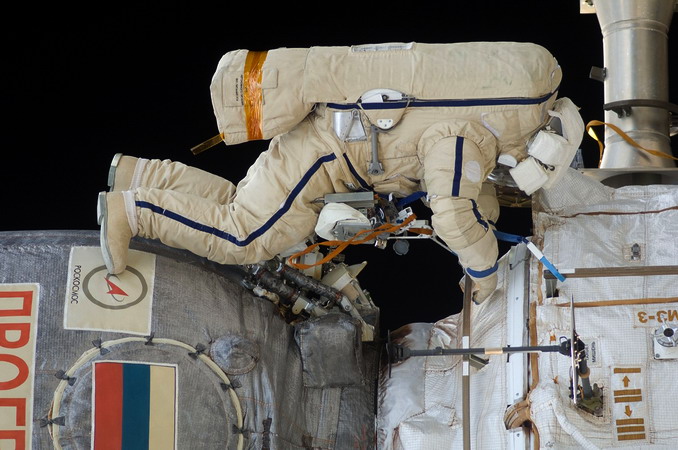 iss-28_EVA.jpg