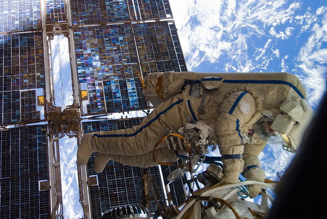 iss-28_eva_volkov.jpg