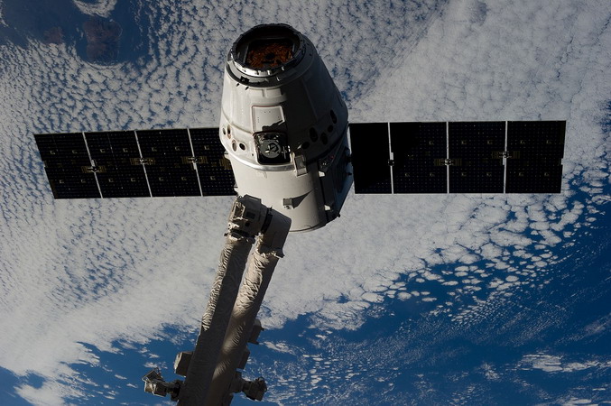 iss-34_dragon_capture.jpg