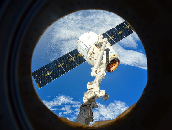 iss-42_dragon_departure.jpg