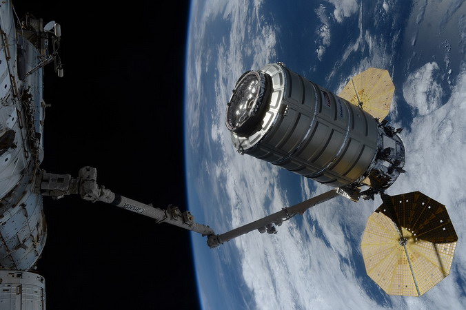 iss-51_cygnus_grapple.jpg