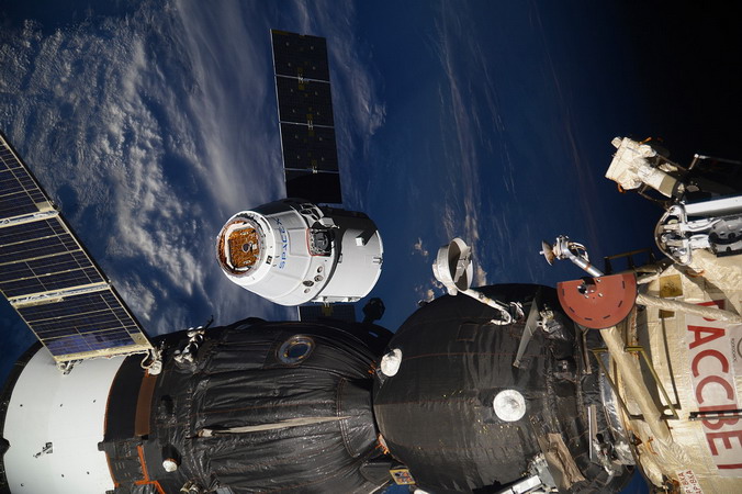 iss-52_dragon_crs-12_arrival_2.jpg