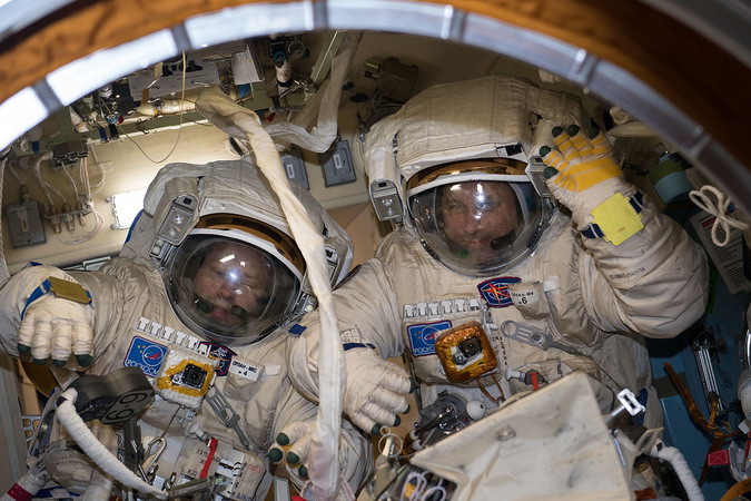 iss-54_eva_cosmonauts.jpg