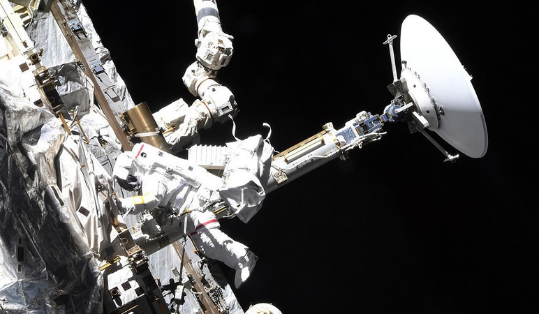 iss-55_EVA.jpg