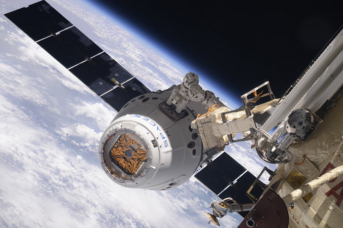 iss-55_dragon_capture_2.jpg