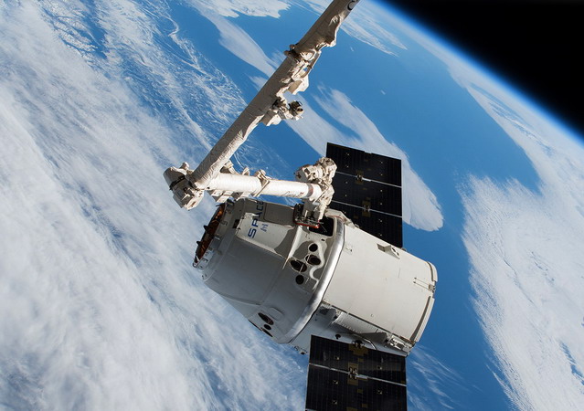 iss-56_dragon_capture.jpg