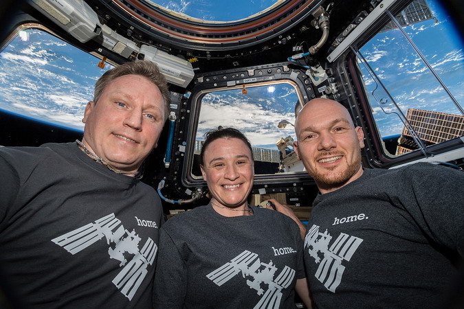 iss-57_crew%20cupola.jpg