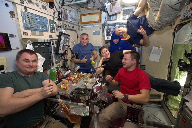 iss-60_dinner.jpg