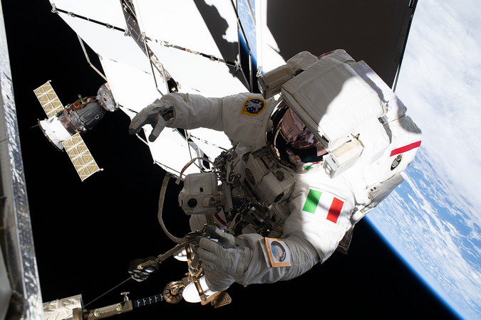 iss-61_EVA%20Parmi.jpg