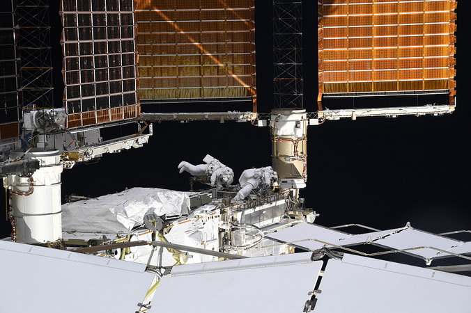 iss-61_EVA%20panneau.jpg