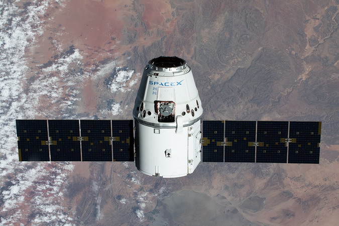 iss-62_dragon_arrival.jpg