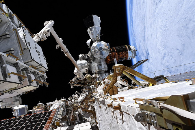 iss-63_dragon_eva.jpg