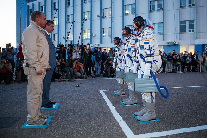 soyuz-tma-04m%20walk.jpg