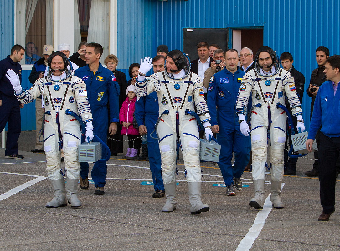 soyuz-tma-06m%20walk.jpg