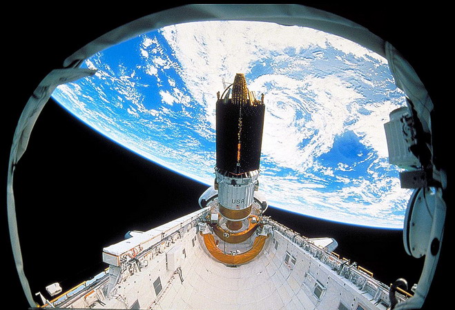 sts-29%20-Earth_through_the_bay_door2.jpg